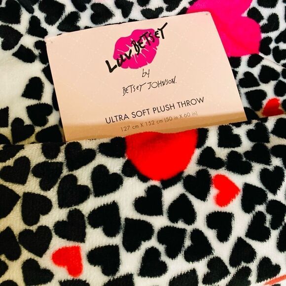Betsey Johnson Valentine Hearts Plush Throw Blanket - Picture 2 of 3